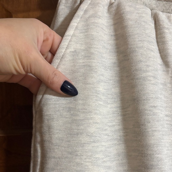 NWT Women's Light Gray Joggers with Embroidered Flowers 💐 - Picture 5 of 7